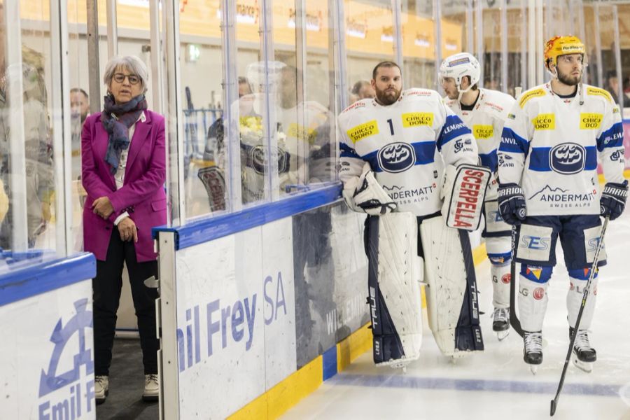 Bundesrätin Elisabeth Baume-Schneider, links, wartet auf ihren Einsatz als Ehrengast vor dem Eishockey-Qualifikationsspiel der National League zwischen dem HC Ajoie und dem HC Ambri-Piotta, am Donnerstag, 22. Dezember 2022, in der Raiffeisen Arena in Porrentruy.