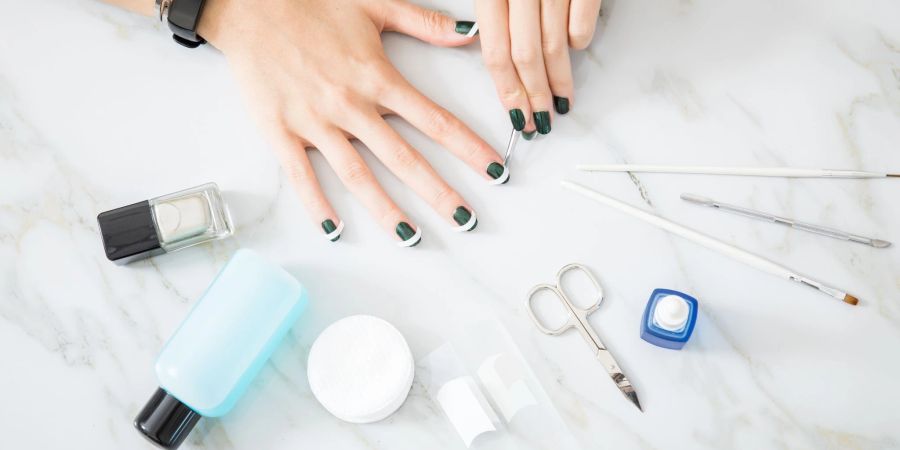 Soll der bunte Nagellack möglichst lange halten, hilft es, zwei Schichten davon aufzutragen - und vor dem Lackieren die Hände nochmal gründlich zu waschen.