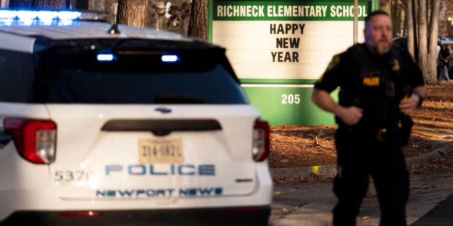 Ein Schsjähriger hat in seiner Grundschule im US-Bundesstaat Virginia auf seine Lehrerin geschossen und sie dabei lebensgefährlich verletzt.