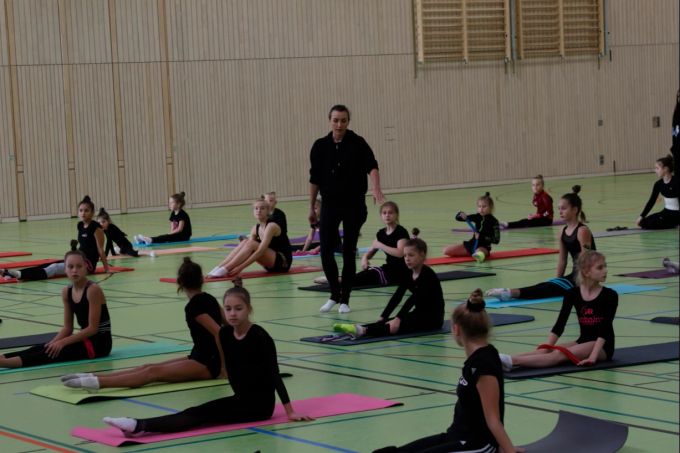 Anna Rizatdinova kontrolliert, dass die Gymnastinnen eine gerade Körperhaltung haben. Anna Rizatdinova