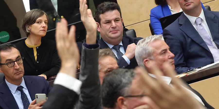 Bundesarbeitsminister Hubertus Heil (SPD, M) verfolgt während der Bundesratssitzung die Abstimmung zum Bürgergeld. Foto: Wolfgang Kumm/dpa