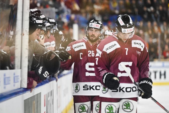 Sparte Prag bejubelt einen Doppelschlag gegen das Team Canada am Spengler Cup. Spengler Cup