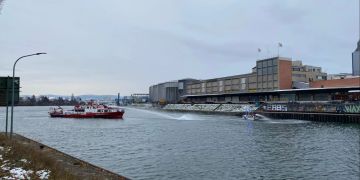 Birsfelden: Ausgelaufenes Heizöl auf dem Rhein