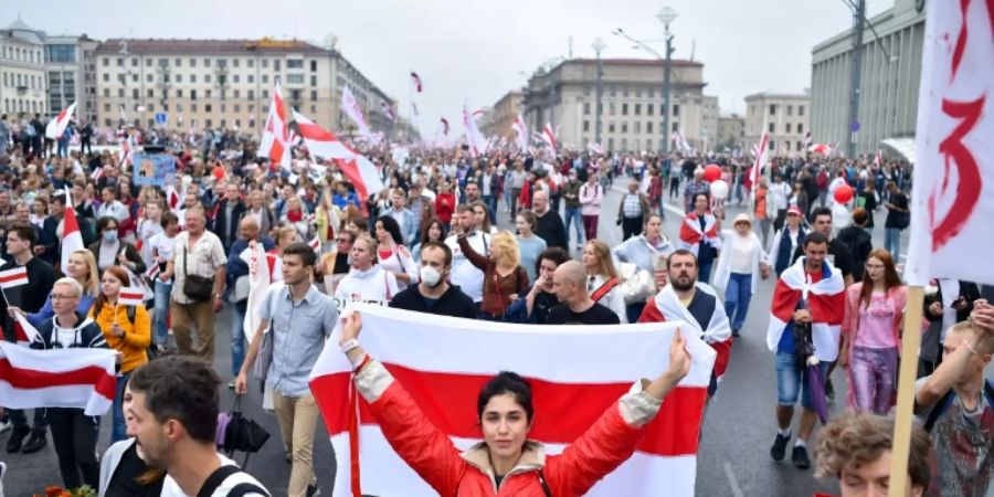 Rund 100.000 Menschen demonstrierten am Sonntag in Minsk