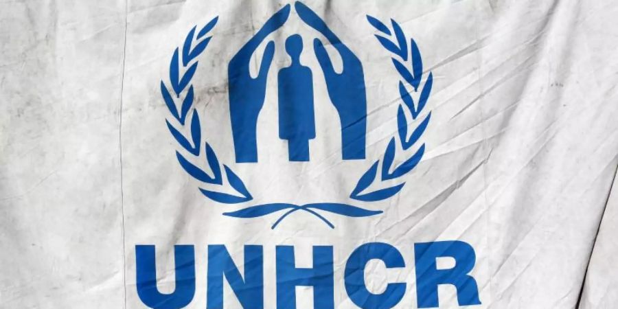 Das Logo «UN Refugee Agency». Das UN-Flüchtlingshilfswerk fordert nach dem Vorfall vor der libyschen Küste einen Ausbau der Such- und Rettungskapazitäten. Foto: Bernd Wüstneck/dpa-Zentralbild/dpa