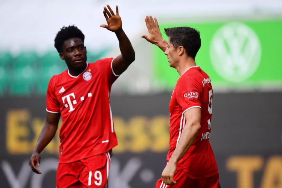 Alphonso Davies mit Topscorer Robert Lewandowski.