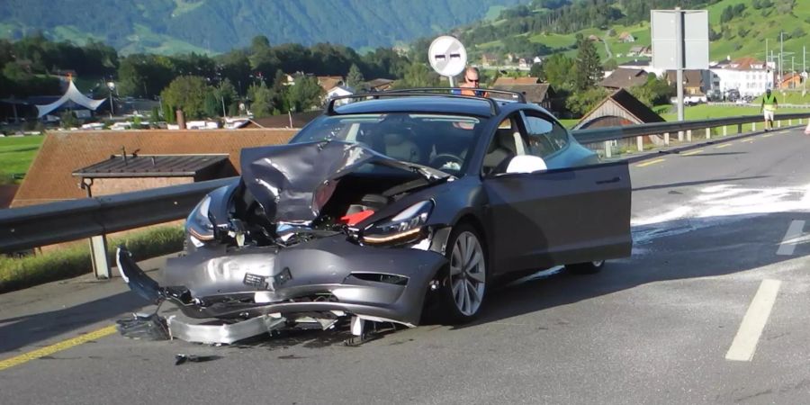 Lastwagenrad löst sich und prallt in Personenwagen
