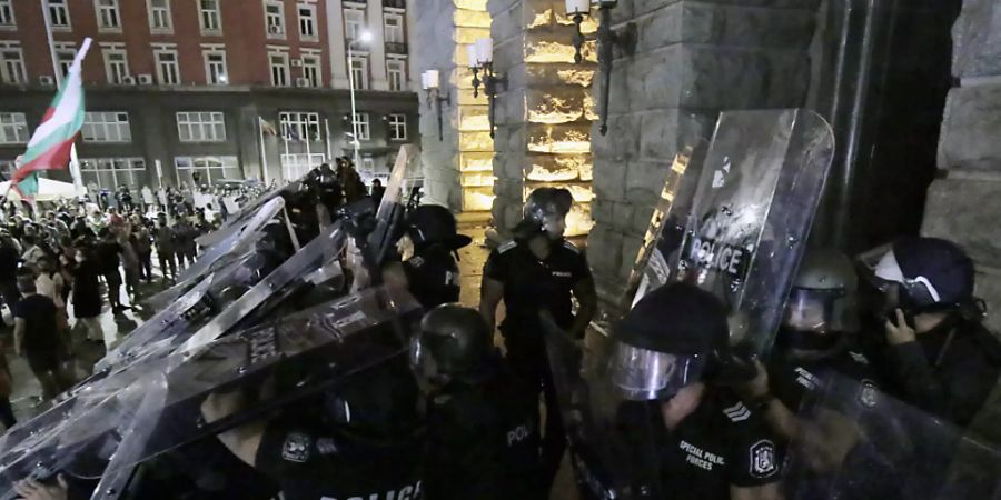 dpatopbilder - Bei regierungskritischen Protesten ist es in der bulgarischen Hauptstadt Sofia zu Ausschreitungen gekommen. Foto: Valentina Petrova/AP/dpa