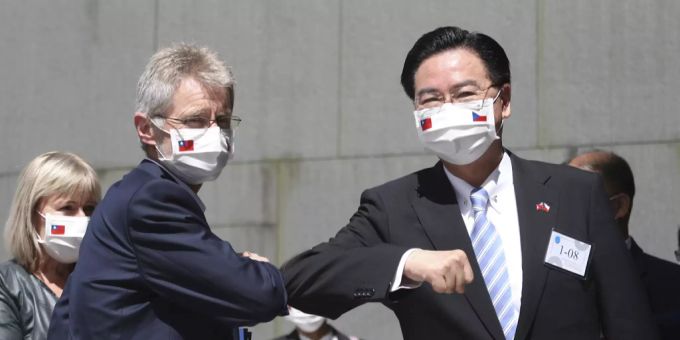 Der Aussenminister von Taiwan, Joseph Wu, begrüsst den tschechischen Senatspräsidenten Miloš Vystrčil . Taiwan Joseph wu