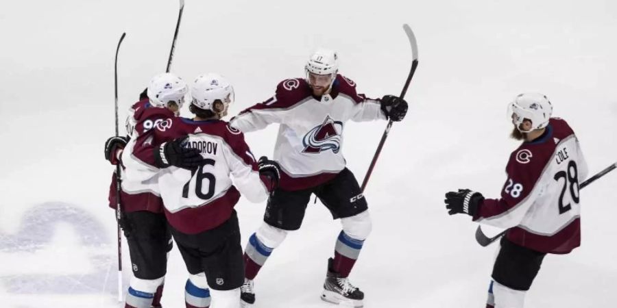 Spieler der Colorado Avalanche jubeln über ein Tor. Foto: Jason Franson/The Canadian Press/AP/dpa