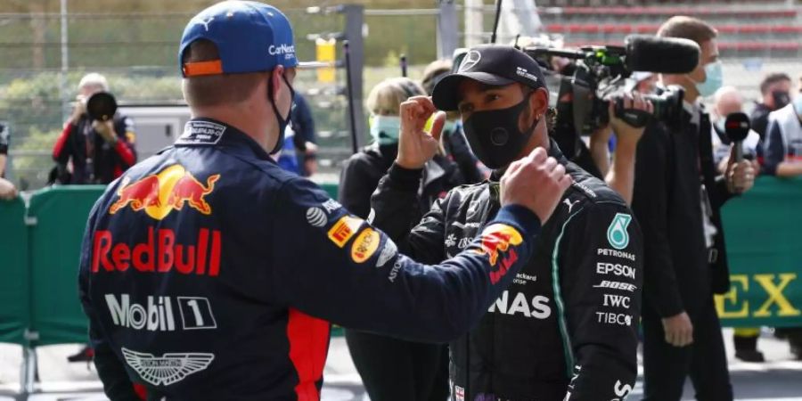 Lewis Hamilton (r) im Gespräch mit Max Verstappen. Foto: Francois Lenoir/POOL REUTERS/AP/dpa