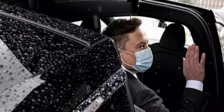 Technologieunternehmer Elon Musk verlässt die Vorstandsklausur der Union in einem Tesla. Er hatte der Partei einen Drucker vorgestellt, der vollautomatisch mRNA-basierte Therapeutika produzieren soll. Foto: Fabian Sommer/dpa