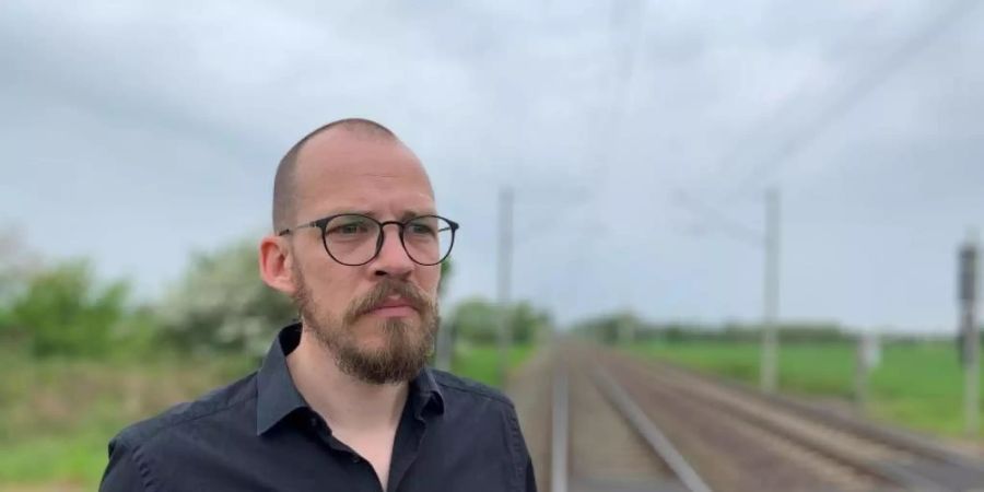 Lokführer Sören befindet sich in der Nähe des Unfallortes. Foto: Volker Schmidt-Sondermann/ZDF/dpa