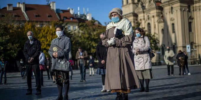 Menschen beten mit Abstand auf dem Altstadt-Platz in Prag. Tschechien