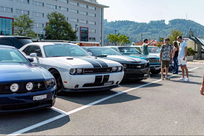 Das Amerikanische Trio: Ein Ford Mustang, ein Dodge Challenger und ein Chevrolet Camaro.