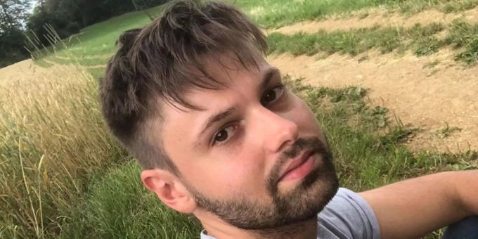 Simon ist freischaffender Künstler Mann im Gras