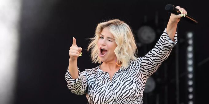Roter Spitzen-BH - Beatrice Egli postet sexy Bild von sich