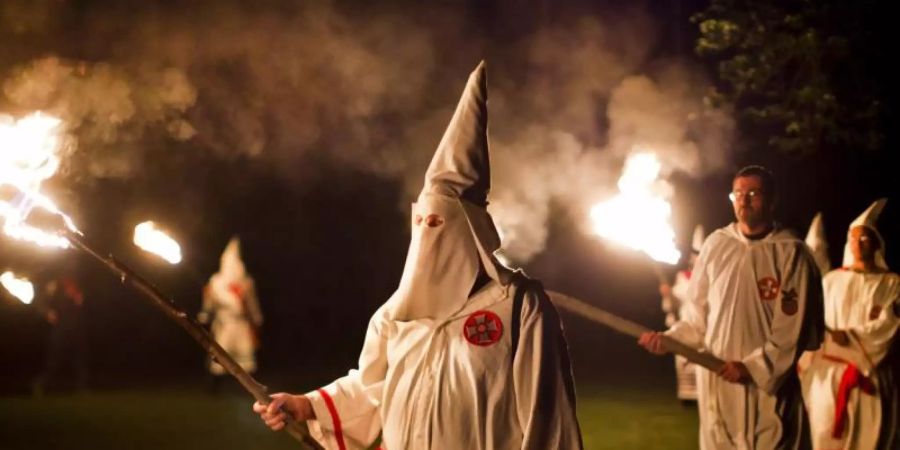 Mitglieder des rassistischen Ku-Klux-Klan. Foto: Jim Lo Scalzo/EPA/dpa/Archiv