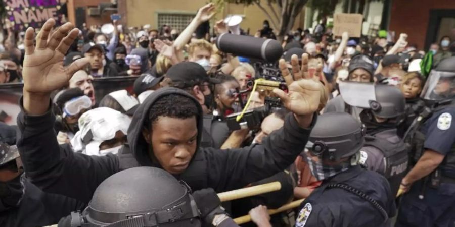 In Louisville (Kentucky) gab es nach der Entscheidung Zusammenstösse zwischen Polizei und Demonstranten. Foto: John Minchillo/AP/dpa