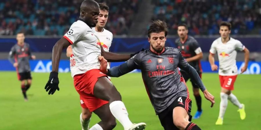 Der portugiesische Nationalspieler Rúben Dias (r) soll für mindestens 68 Millionen Euro von Benfica Lissabon zu City wechseln. Foto: Jan Woitas/dpa