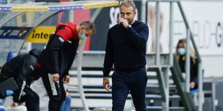 Trainer Hansi Flick und die Bayern gingen zum ersten Mal in diesem Kalenderjahr als Verlierer vom Platz. Foto: Uwe Anspach/dpa