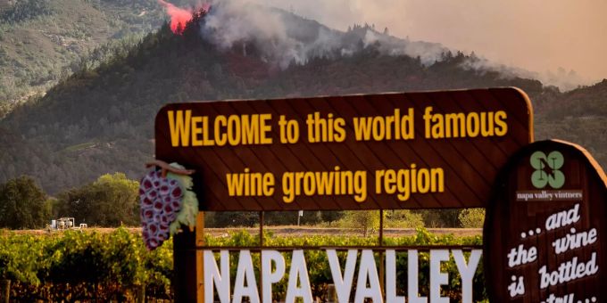 Ein Löschflugzeug fliegt einen Einsatz über einem Waldgebiet in Napa Valley während der Buschbrände. Waldbrände in Kalifornien