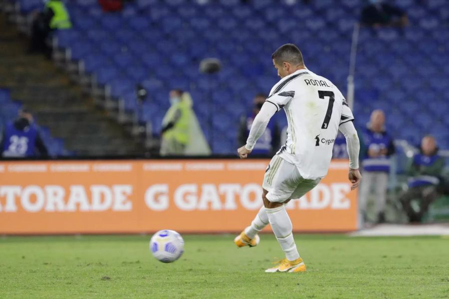 Der Portugiese verwandelt einen Penalty zum Ausgleich.