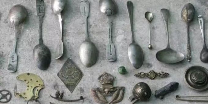 Ausbeute von Mudlarking in der Themse. Suchen nach historischen Relikten im Schlamm des Themseufers ist in Mode. Ausgeübt wird Mudlarking seit dem 18. Jahrhundert, damals vor allem von armen Leuten. Zu finden gibt es genug: Die Themse war schon zur Zeit der Römer ein Müllablageplatz. (Pinterest) Ausbeute von Mudlarking in der Themse. Suchen nach historischen Relikten im Schlamm des Themseufers ist in Mode. Ausgeübt wird Mudlarking seit dem 18. Jahrhundert, damals vor allem von armen Leuten. Zu finden gibt es genug: Die Themse war schon zur Zeit der Römer ein Müllablageplatz. (Pinterest)