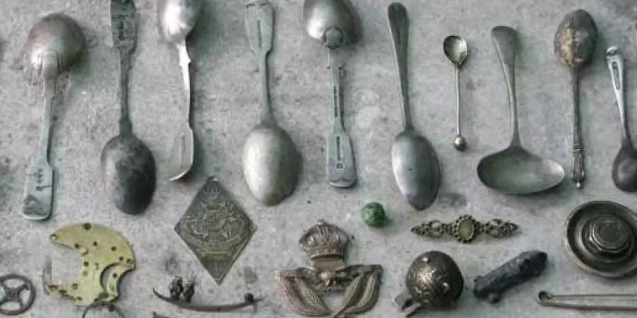 Ausbeute von Mudlarking in der Themse. Suchen nach historischen Relikten im Schlamm des Themseufers ist in Mode. Ausgeübt wird Mudlarking seit dem 18. Jahrhundert, damals vor allem von armen Leuten. Zu finden gibt es genug: Die Themse war schon zur Zeit der Römer ein Müllablageplatz. (Pinterest)