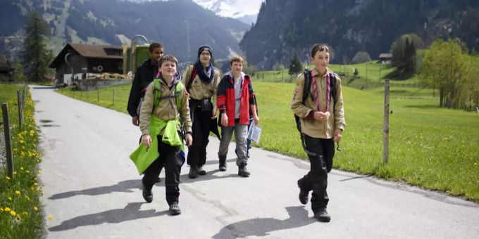 Fünf Pfadimitglieder auf einer Wanderung durch die Natur. Pfadi Schweiz Spenden Natur