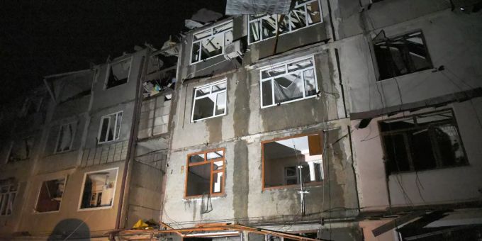 Blick auf ein Wohnhaus, welches bei jüngsten Kämpfen zwischen aserbaidschanische Streitkräfte und der armenischen Armee in der Konfliktregion Berg-Karabach beschädigt wurde. Konflikt in Berg-Karabach