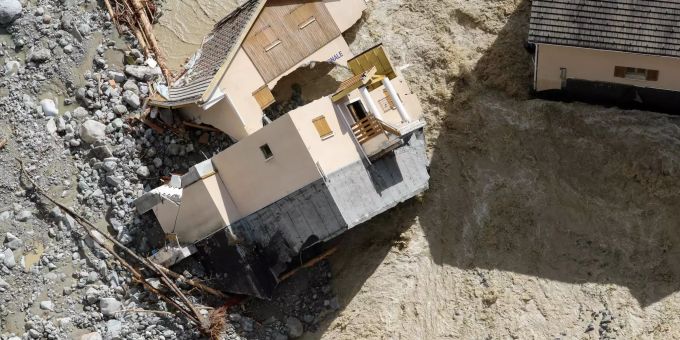 Ein Haus liegt zerstört. Nach Unwettern und Überschwemmungen in der Region der südfranzösischen Metropole Nizza werden nach Medienberichten mindestens neun Menschen vermisst. Foto: Valery Hache Starkregen und Sturm in Frankreich
