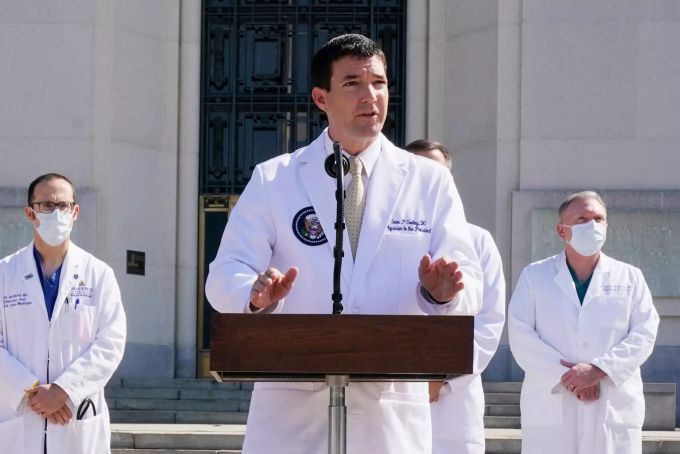 Dr. Sean Conley, Arzt von US-Präsident Trump, informiert die Journalisten vor dem Militärkrankenhaus Walter Reed in Bethesda über den Zustand des Präsidenten. Donald Trump