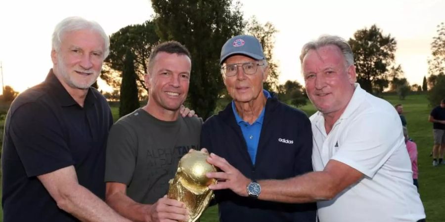 Die Weltmeister von 1990 um Rudi Völler, Lothar Matthäus, Franz Beckenbauer und Andreas Brehme (l-r) trafen sich in der Toskana. Foto: Gisela Schober/Getty Images/dpa