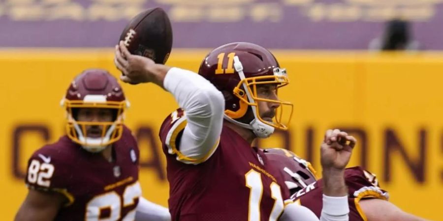 Alex Smith (M), Quarterback vom Washington Football Team in Aktion.. Foto: Steve Helber/AP/dpa