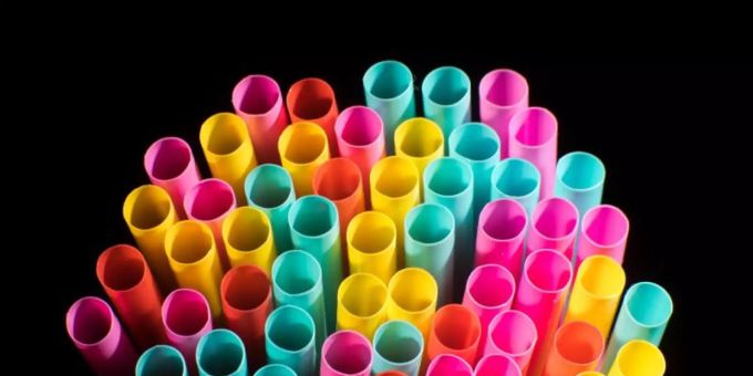 Wegwerfprodukte, wie Trinkhalme aus Plastik, sollen ab Mitte 2021 nicht mehr verkauft werden dürfen. Foto: Julian Stratenschulte/dpa Wegwerfprodukte, wie Trinkhalme aus Plastik, sollen ab Mitte 2021 nicht mehr verkauft werden dürfen. Foto: Julian Stratenschulte/dpa