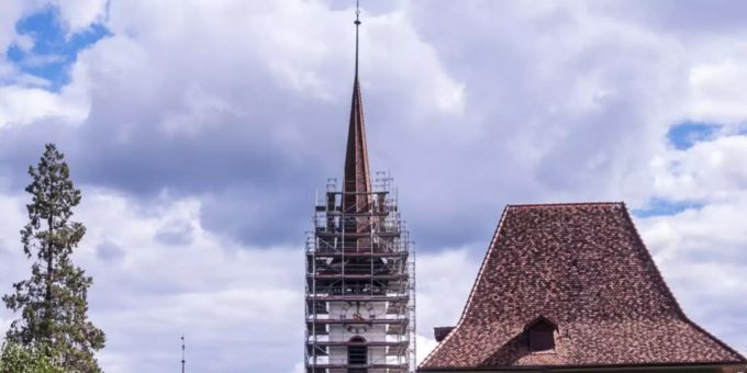 Das Gerüst wächst zum Himmel. Kirche Münsingen