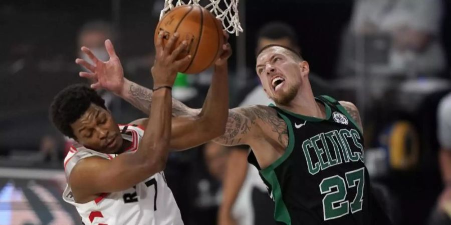 Daniel Theis (r) von den Boston Celtics versucht, Kyle Lowry von den Toronto Raptors zu blocken. Foto: Mark J. Terrill/AP/dpa