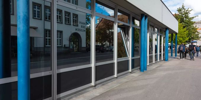 Das Haus der Museen spiegelt sich in der Fassade des Stadthauses Olten. - Olten Das Haus der Museen spiegelt sich in der Fassade des Stadthauses Olten. - Olten