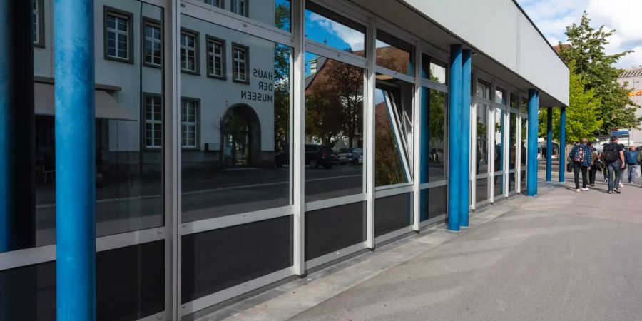 Das Haus der Museen spiegelt sich in der Fassade des Stadthauses Olten.