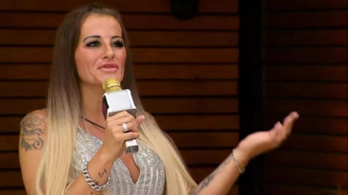 «Like Me - I'm Famous»: Juana bedankt sich bei den Bewohnern. Juana Gestik