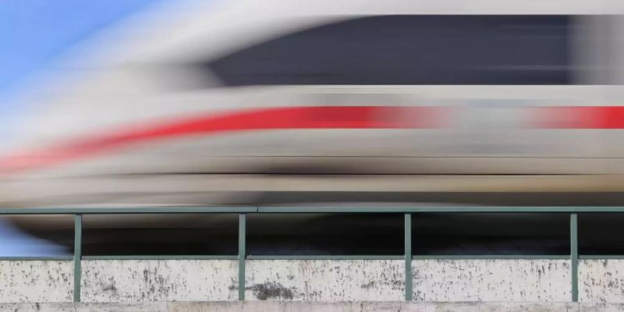 Ein ICE fährt auf der Bahnstrecke Augsburg-Ulm. Foto: Karl-Josef Hildenbrand/dpa