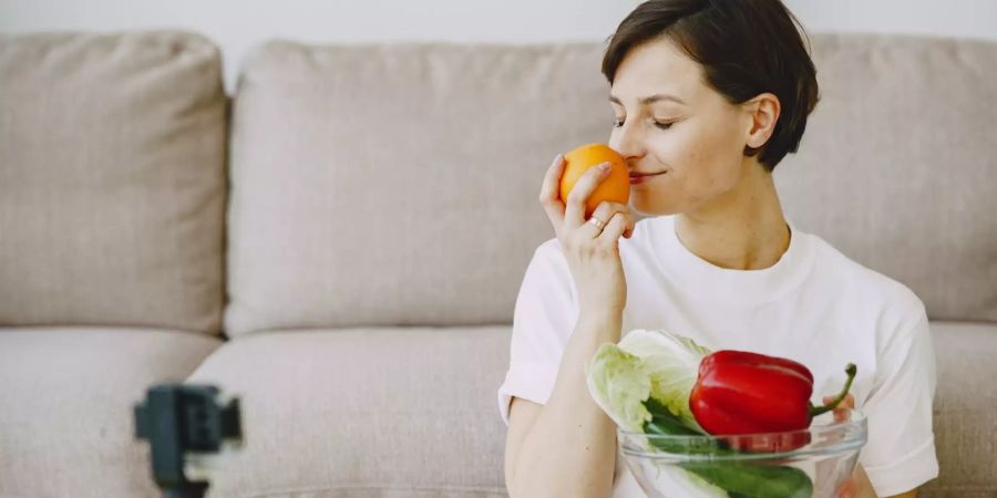 Frau mit vegan Essen