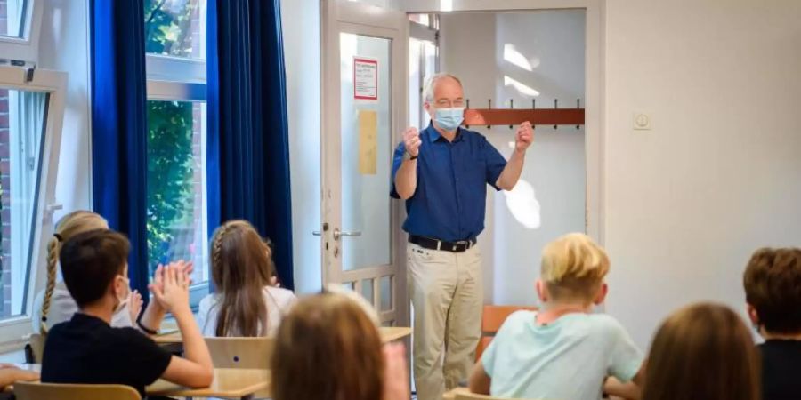 Laut Experten soll in jedem Klassenraum spätestens nach 45 Minuten Unterricht komplett gelüftet werden. Foto: Gregor Fischer/dpa