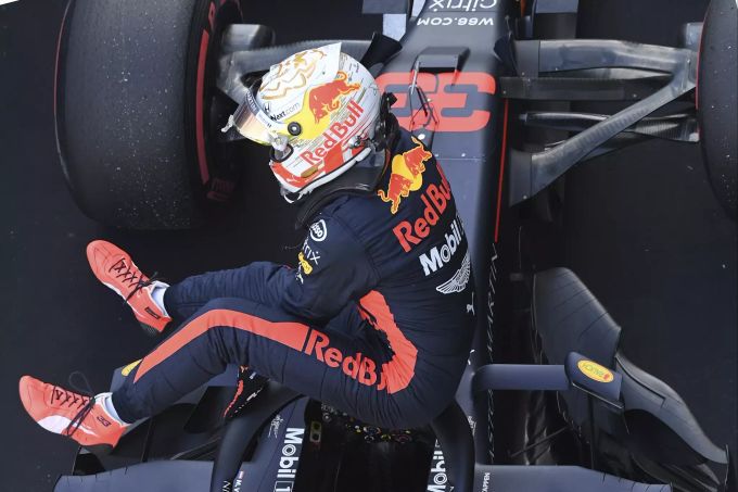 Max Verstappen (Red Bull) steigt nach dem Qualifying zum Russland-GP der Formel 1 aus seinem Auto. Max Verstappen Formel 1