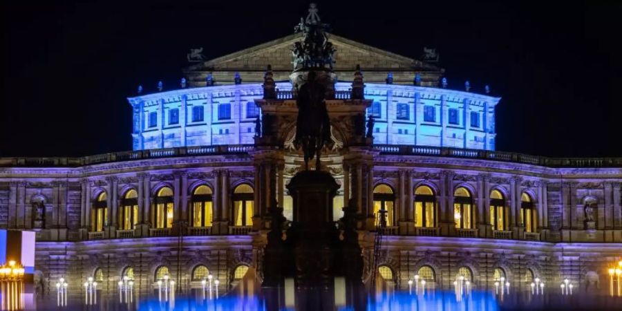 Die Semperoper in Dresden am Abend. Foto: Robert Michael/dpa-Zentralbild/dpa