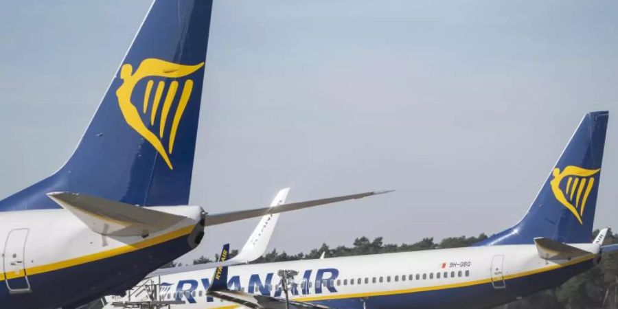 Flugzeuge von Ryanair stehen auf dem Flughafen Weeze am Niederrhein. Foto: Arnulf Stoffel/dpa