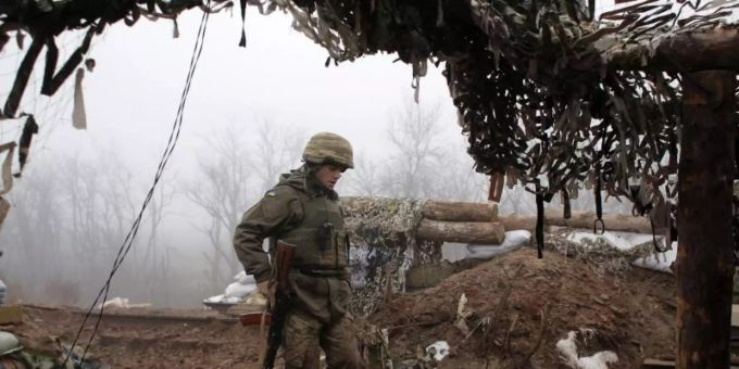 Ein ukrainischer Soldat bringt sich an der Frontlinie in der Region Donezk in Stellung. (Archivbild) ukraine