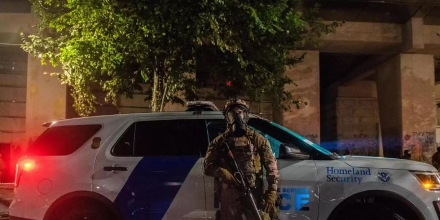 Ein US-Bundespolizist beim Einsatz während anhaltender Demonstrationen in Portland. Foto: Imagespace/ZUMA Wire/dpa