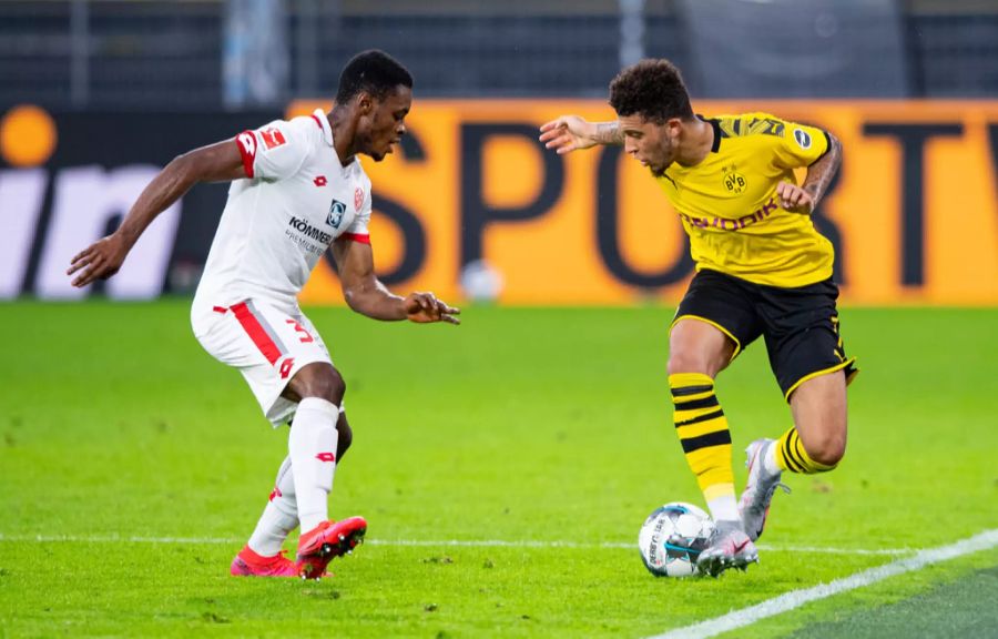 Jadon Sancho im Duell mit dem Mainzer Ridle Baku.